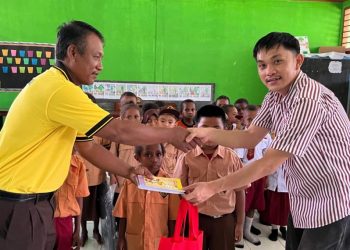 Astra Motor Papua Berbagi Peralatan Sekolah