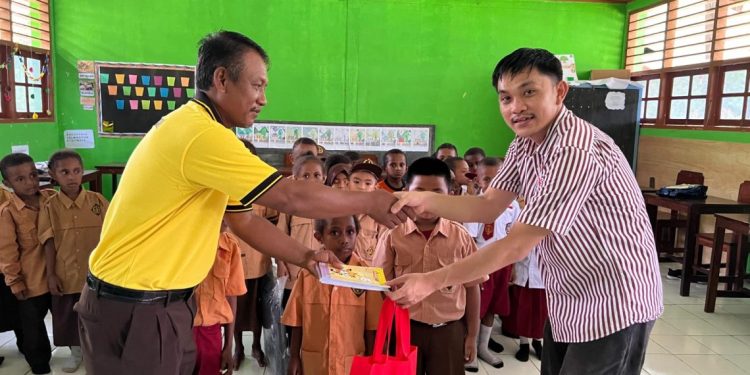 Astra Motor Papua Berbagi Peralatan Sekolah