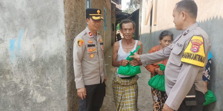 Polres Serang bagikan Paket Sembako pada warga kurang mampu
