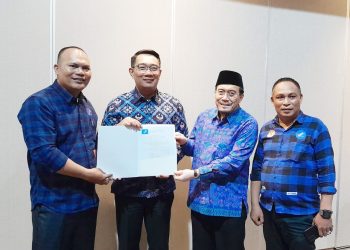 Ketua DPW Prima Jakarta saat memberikan surat rekomendasi dukungan kepada RK di Pilgub Jakarta.