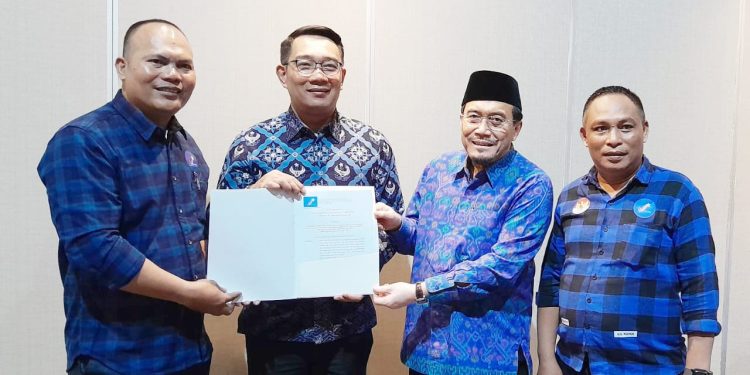 Ketua DPW Prima Jakarta saat memberikan surat rekomendasi dukungan kepada RK di Pilgub Jakarta.