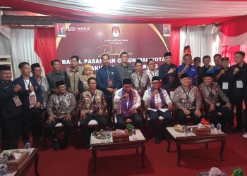 Ribuan massa antar Syafrudin-Heriyanto daftar ke KPU kota Serang