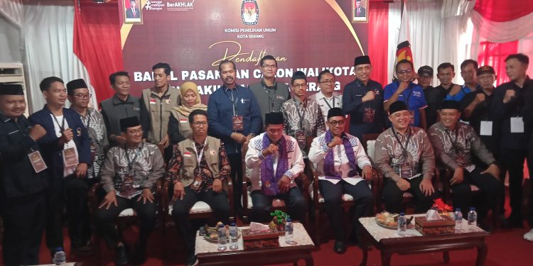 Ribuan massa antar Syafrudin-Heriyanto daftar ke KPU kota Serang
