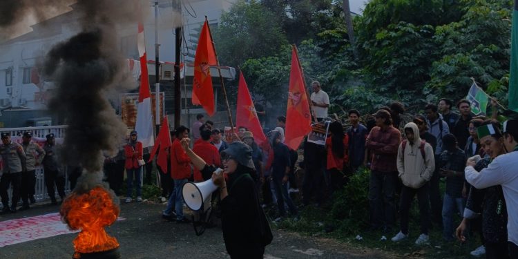 Dinilai Tak Becus Jaga Dokumen C Hasil, LMND Demo KPU Banten