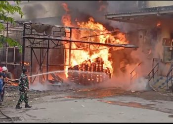 Tempat Penyimpanan palet di Transmart Kota Serang terbakar
