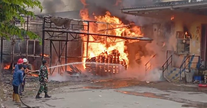 Tempat Penyimpanan palet di Transmart Kota Serang terbakar