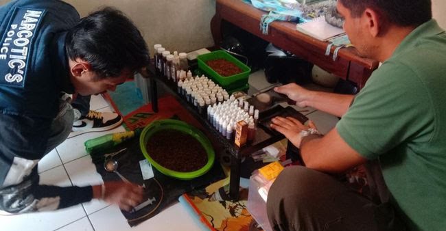 Polisi Gerebek Kontrakan di Bandung yang Jadi Rumah Produksi Narkoba