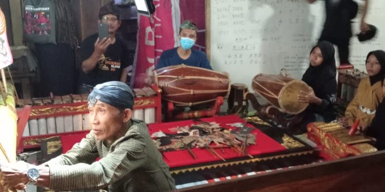 Sambut Harlah Pancasila 1 Juni 2024, MTs Al Hidayah Pondok Lombok Gelar Seni Wayang Kulit