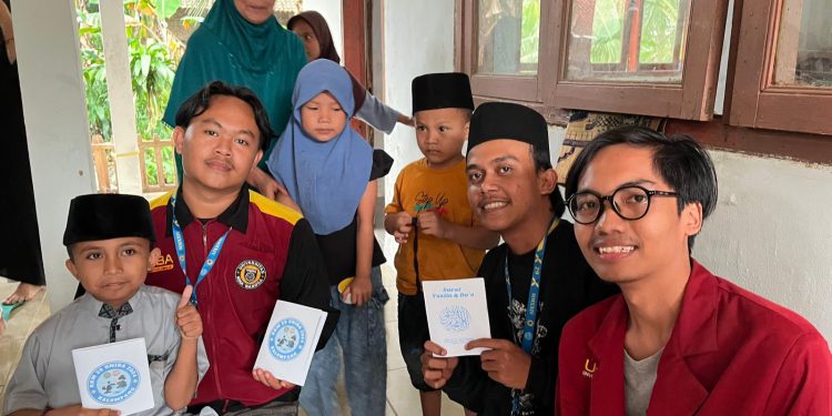 Kelompok KKM Mahasiswa Uniba Donasikan Mushaf Al-Quran di Pesantren Darul Salam