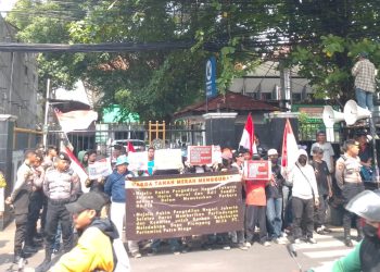 Warga tanah merah saat berunjuk rasa di depan PN Jaksel tuntut Pertamina