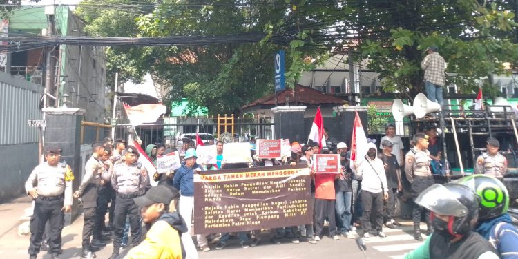 Warga tanah merah saat berunjuk rasa di depan PN Jaksel tuntut Pertamina