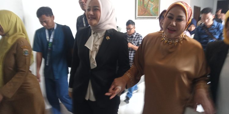 Ratu Atut Chosiyah muncul di Pelantikan anggota DPRD Banten