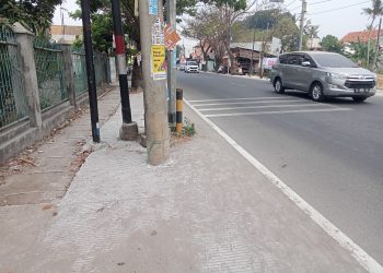 Tiang listrik dan Telkom berdiri dibadan Jalan TB Ayip Usman Kota Serang Ganggu pengguna jalan