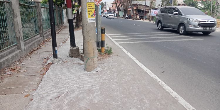 Tiang listrik dan Telkom berdiri dibadan Jalan TB Ayip Usman Kota Serang Ganggu pengguna jalan