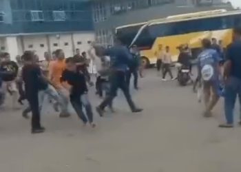 Debt Collector baku hantam dengan warga di Terminal Pakupatan Serang
