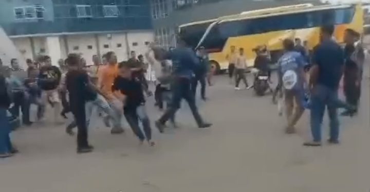 Debt Collector baku hantam dengan warga di Terminal Pakupatan Serang