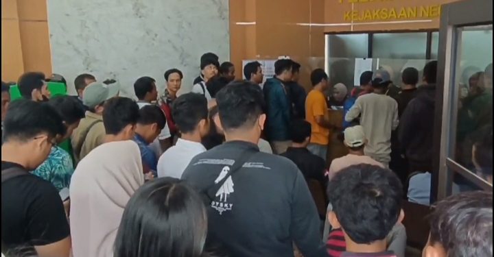 Ribuan Warga ambil bukti tilang di Kantor Kejaksaan Negeri Serang