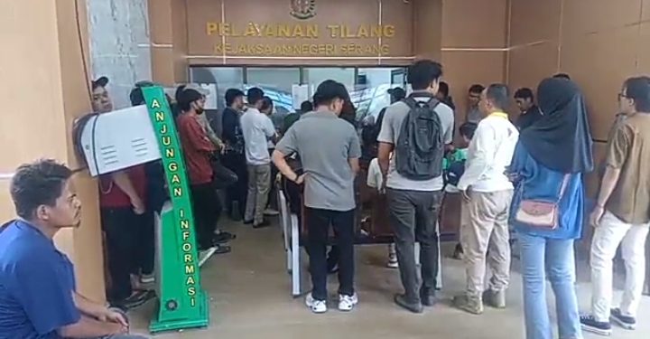 Pelanggar Bayar Tilang 70 Ribu rupiah di Kantor Kejari Serang