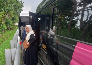 Radiator Mobil Travel BTM diduga bocor