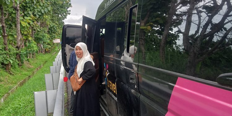 Radiator Mobil Travel BTM diduga bocor