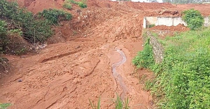 Aliran sungai Calingcing di Kota Serang rusak