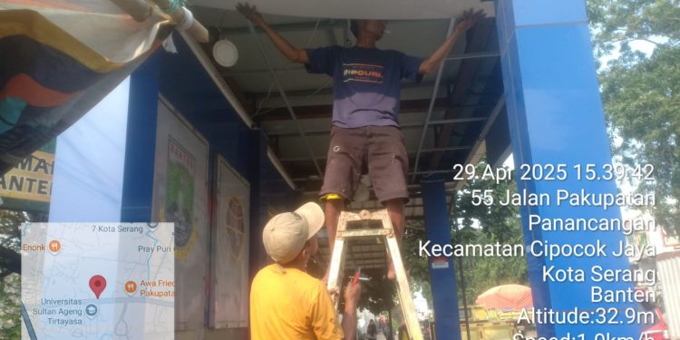 Halte di depan Kampus Untirta Pakupatan Serang rusak