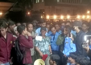 Mahasiswa Untirta Jebol Pintu Gerbang DPRD Banten