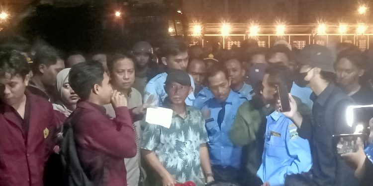 Mahasiswa Untirta Jebol Pintu Gerbang DPRD Banten
