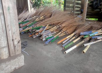 Sapu lidi jadi tulang punggung perekonomian warga