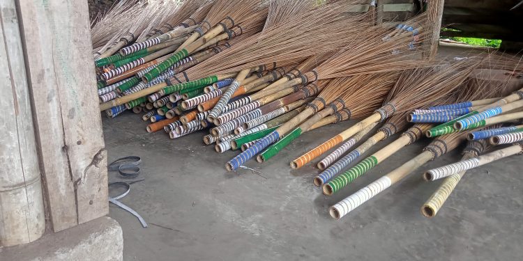 Sapu lidi jadi tulang punggung perekonomian warga