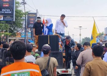 Desi Ferawati Temui Massa Aksi di Kramatwatu, Janjikan Penertiban Truk ODOL