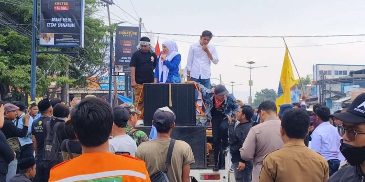 Desi Ferawati Temui Massa Aksi di Kramatwatu, Janjikan Penertiban Truk ODOL