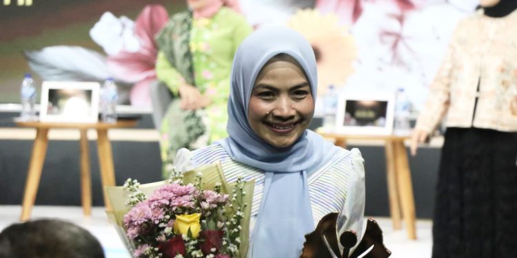 Bupati Serang Mendapat Penghargaan Perempuan Inspiratif