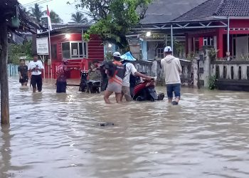 Sungai Cibinuangeun Meluap Rendam Ratusan Rumah Warga
