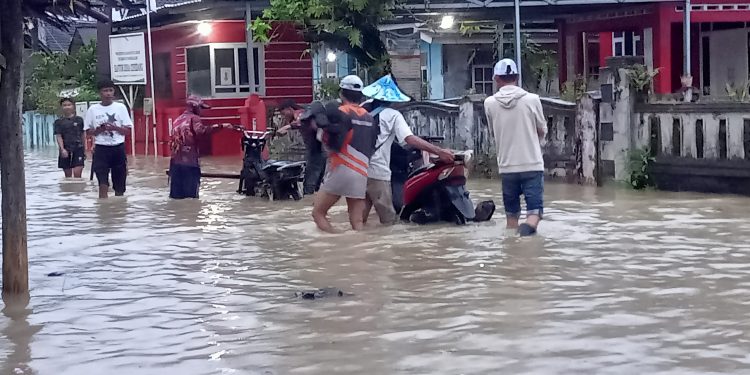 Sungai Cibinuangeun Meluap Rendam Ratusan Rumah Warga