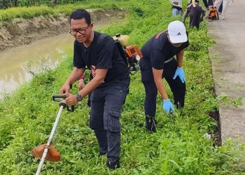 Sambut HUT Gerindra, Kader di Serang Angkat Golok dan Arit Bersihkan Jalan