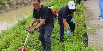 Sambut HUT Gerindra, Kader di Serang Angkat Golok dan Arit Bersihkan Jalan