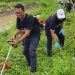 Sambut HUT Gerindra, Kader di Serang Angkat Golok dan Arit Bersihkan Jalan