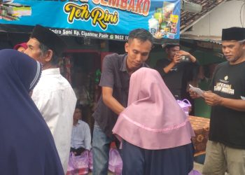 Relawan Andra Soni Bagikan Takjil Di Kabupaten Lebak