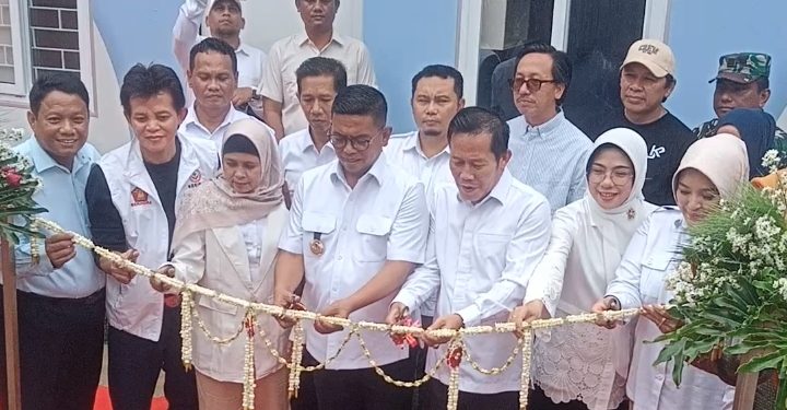 Andra Soni Resmikan Pos Kesehatan Merah Putih Di Kota Serang